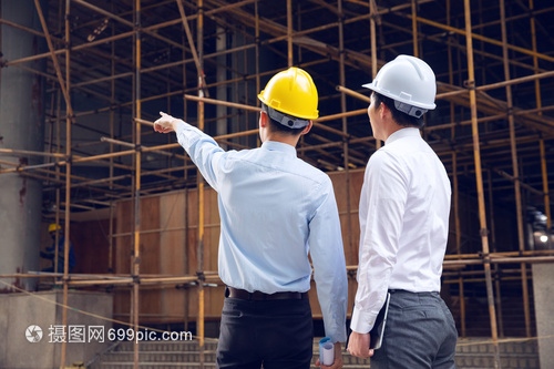 建筑工程師的背影 致敬工程深處無聲的守護者